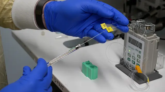 利用脑部开放流式微透析技术在胶质母细胞瘤动物模型中纵向采集间质液